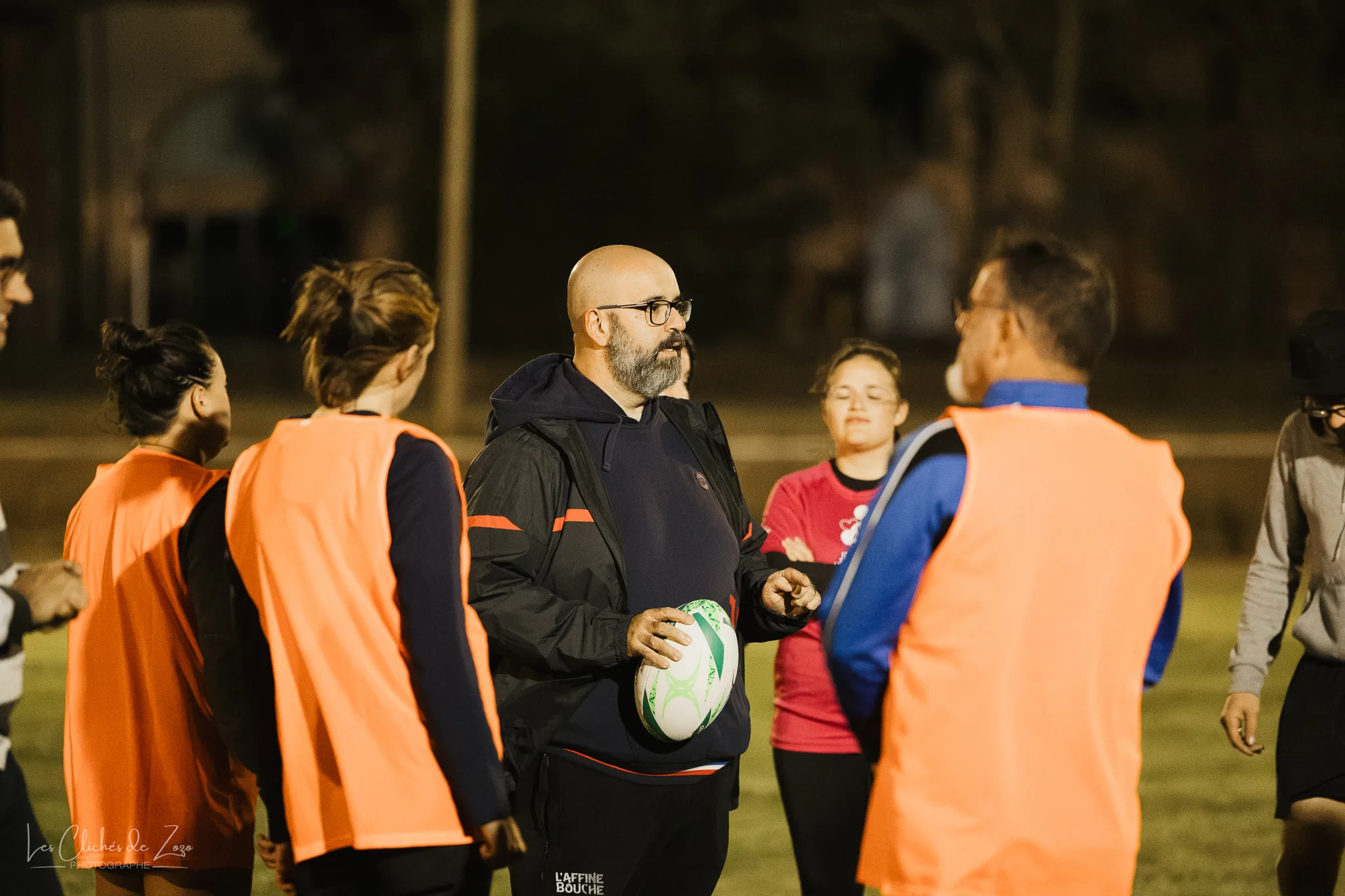 Un joueur tient le ballon et donne des consignes au groupe